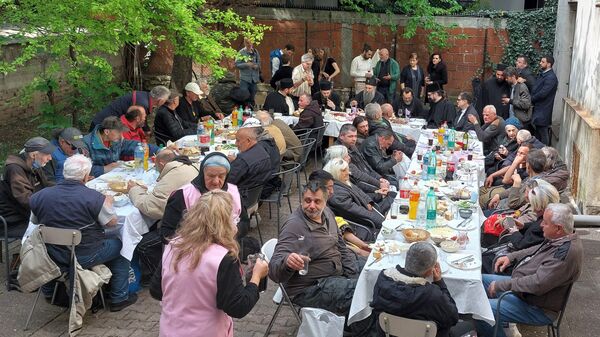 Патријарх спрски Порфирије на ускршњем ручку са корисницима црквене народне кухиње - Sputnik Србија