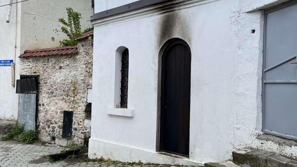 Оштећена врата на цркви светог Пантелејмона у Призрену на коју је бачена експлозивна направа - Sputnik Србија