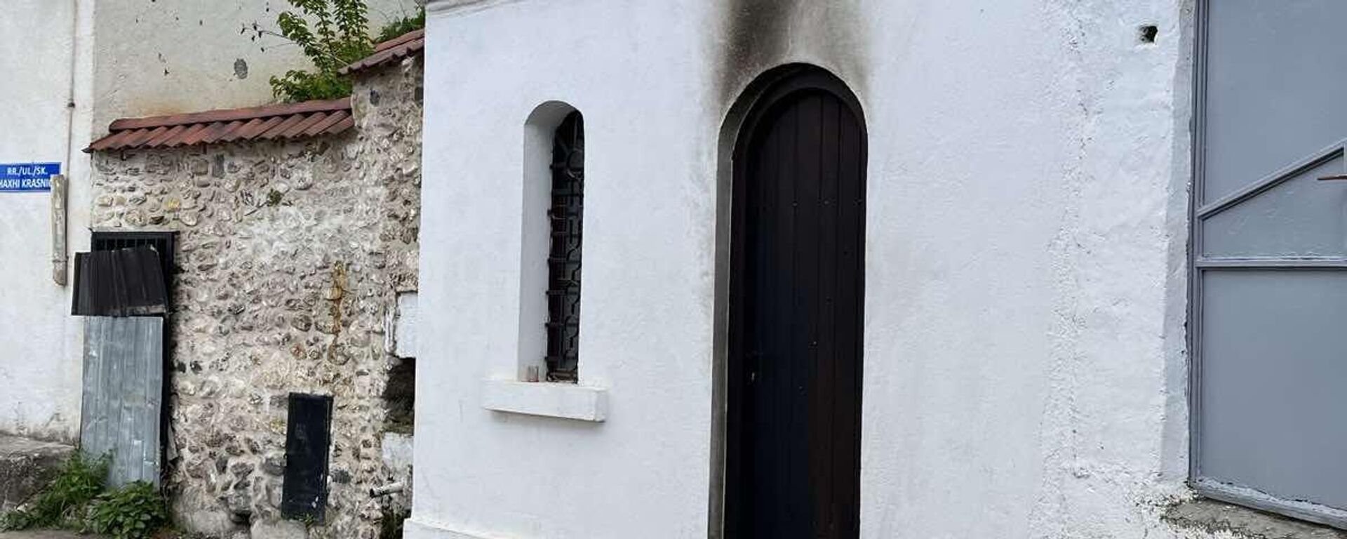 Оштећена врата на цркви светог Пантелејмона у Призрену на коју је бачена експлозивна направа - Sputnik Србија, 1920, 18.04.2023