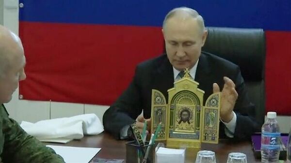 Ruski predsednik Vladimir Putin uručuje kopiju ikone „Spasitelj Nerukotvoreni“ vojnicima u Hersonskoj oblasti - Sputnik Srbija