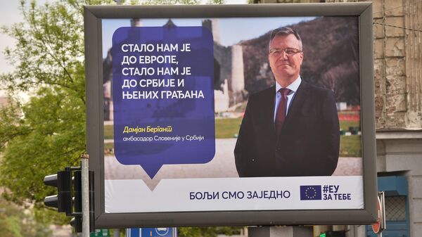 Slovenački ambasador Damjan Bergant na bilbordu  u okviru kampanje Evropske unije „Stalo Nam je“ - Sputnik Srbija