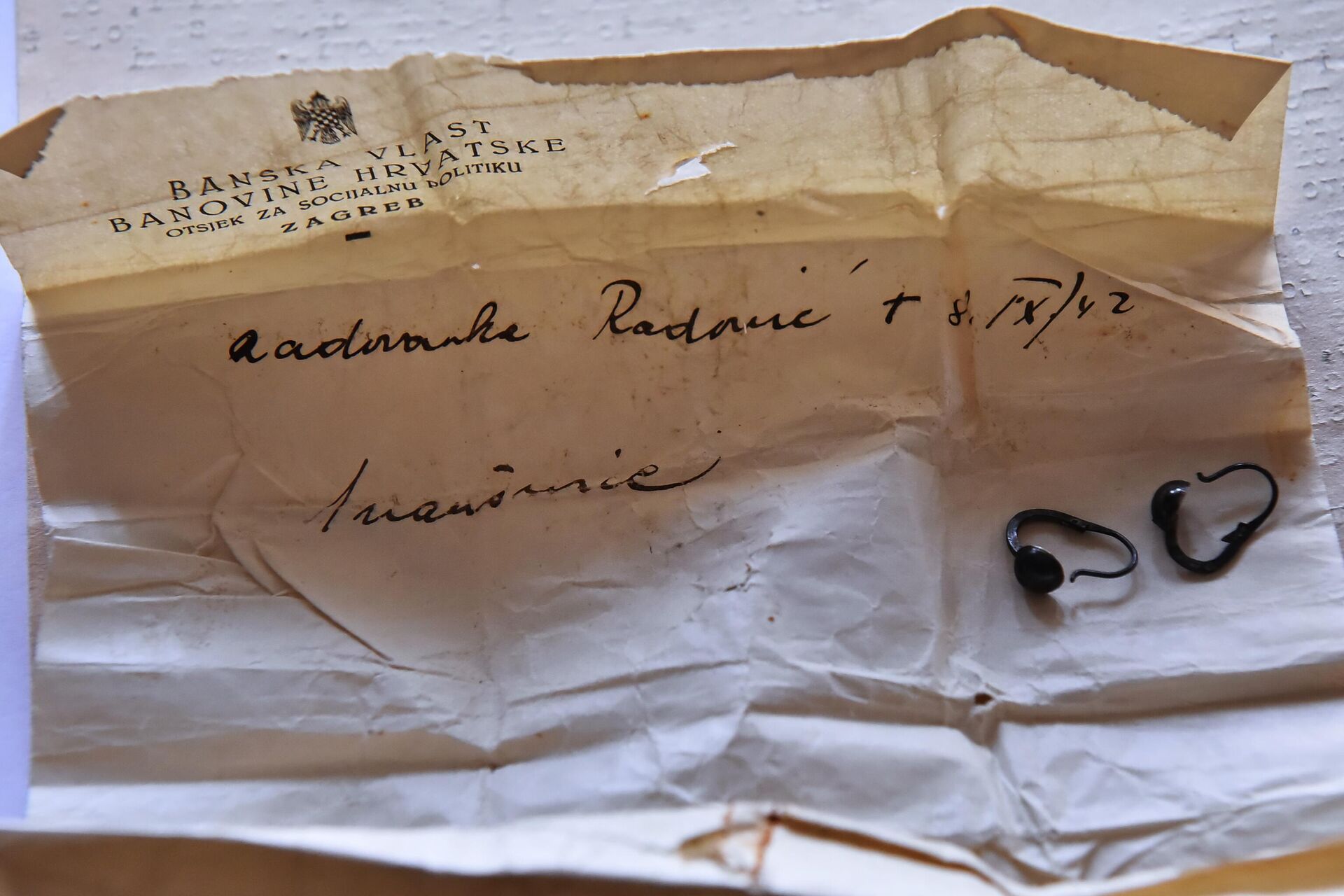 Naušnice i ime dvogodišnje devojčice Radmile Radović koju je Diana Budisavljević spasila  - Sputnik Srbija, 1920, 21.04.2023