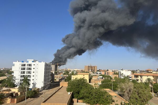Stub dima iznad zgrada u blizini aerodroma u Kartumu. - Sputnik Srbija