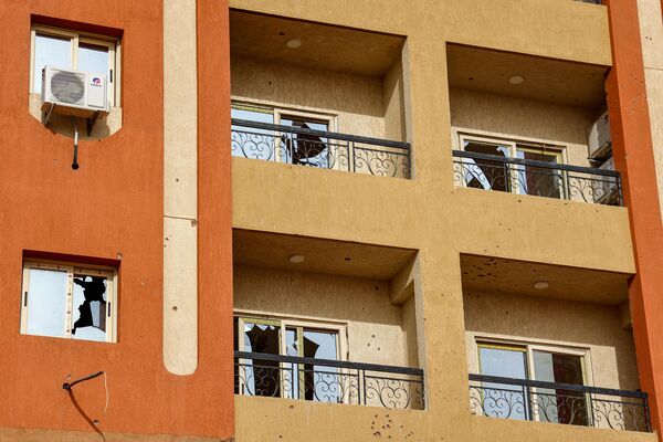 Разбијени прозори на стамбеној згради у Картуму. Експлозије потресају главни град Судана пети дан. Најмање 55 болница од 78 које се налазе у областима где су се одвијали оружани сукоби престало је са радом. Према речима лекара, четири болнице у граду Ел Обеид нашле су се у четвртак на удару ватре. Најмање 11 медицинских радника је погинуло. - Sputnik Србија