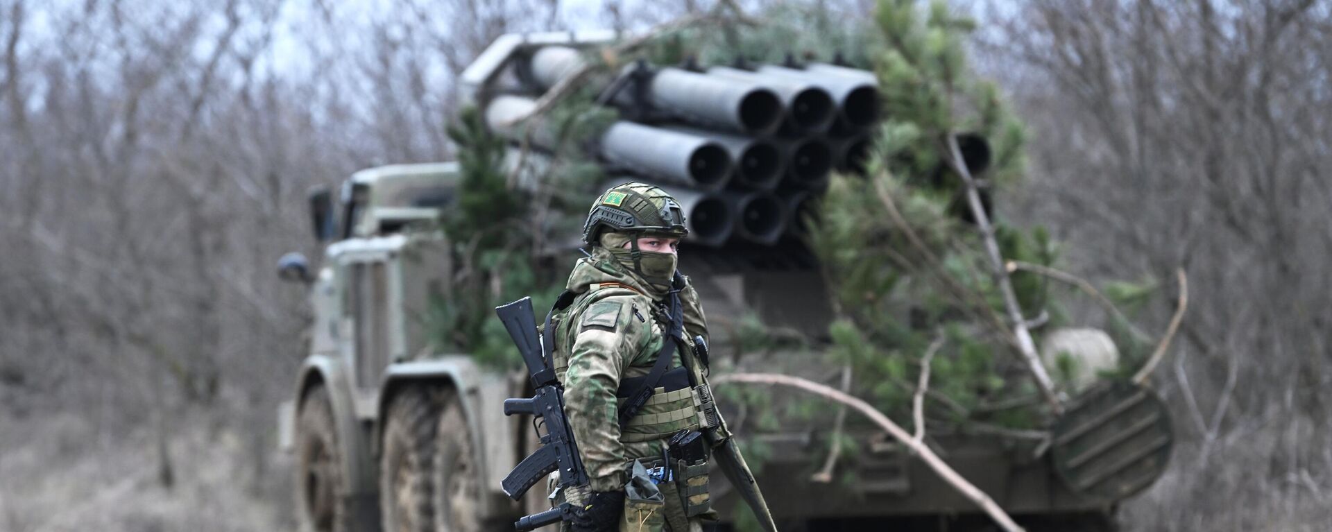 Руски војник поред вишецевног бацача ракета ураган у зони специјалне војне операције - Sputnik Србија, 1920, 23.04.2023