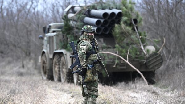 Ruski vojnik pored višecevnog bacača raketa uragan u zoni specijalne vojne operacije - Sputnik Srbija