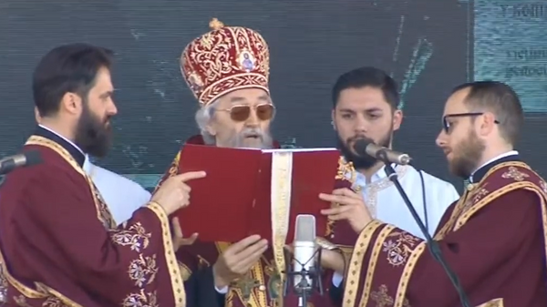 Епископ бањалучки Јефрем чита молитву на Дану сећања на жртве злочина - геноцида НДХ у Доњој Градини - Sputnik Србија