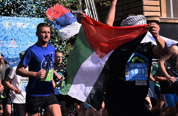 Jedan od učesnika maratona je na startu poneo zastavu Palestine. - Sputnik Srbija