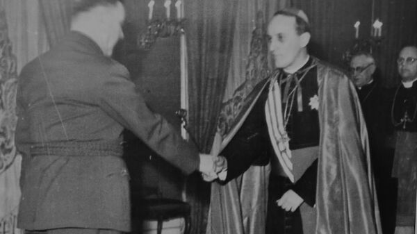 Анте Павелић и Алојзије Степинац 1941. на фотографији изложеној током конференције о Јасеновцу - Sputnik Србија