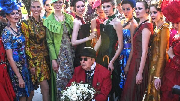 Vjačeslav Zajcev sa modelima koji nose njegove haljine na Moskovskoj nedelji mode - Sputnik Srbija