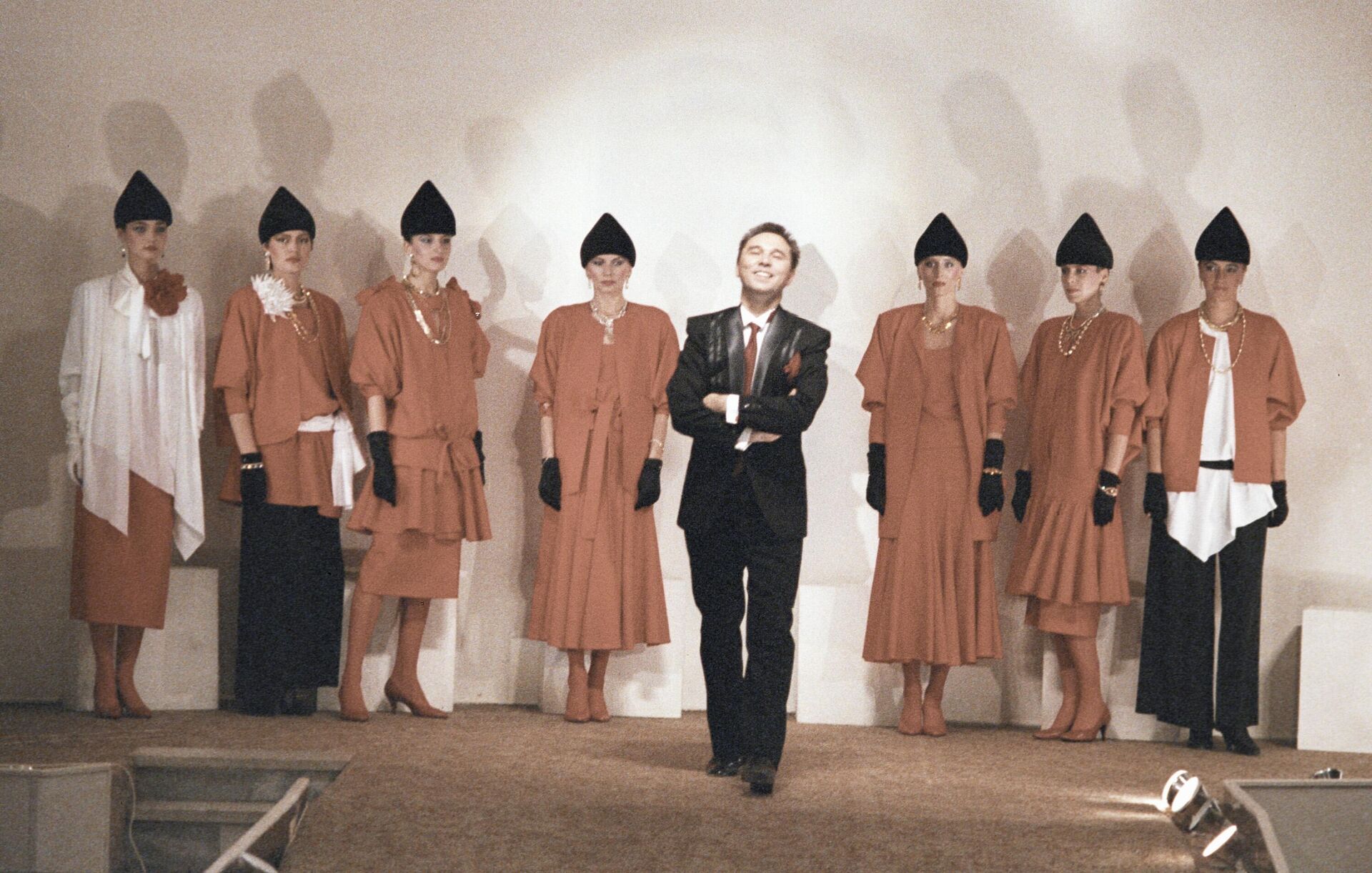 Modni dizajner Vjačeslav Zajcev na promociji kolekcije 1986. godine - Sputnik Srbija, 1920, 30.04.2023
