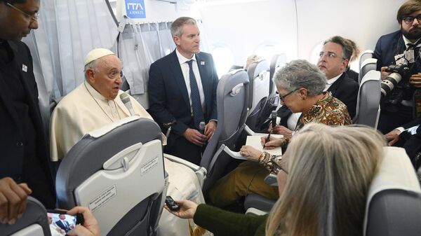 Папа Фрања у авиону на повратку из Будимпеште - Sputnik Србија