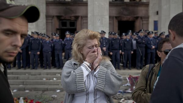 Женщина плачет у сгоревшего Дома профсоюзов в Одессе  - Sputnik Србија
