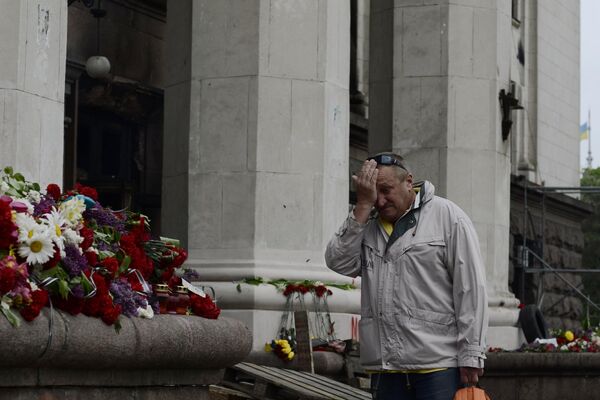 Цвеће у знак сећања на погинуле у пожару у Дому синдиката на Тргу Куликово поље у Одеси. - Sputnik Србија