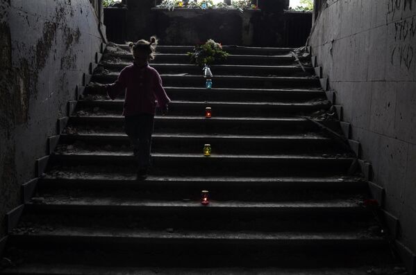 Девојчица на степеништу Дома синдиката, где су људи страдали од последица пожара 2. маја. - Sputnik Србија