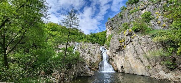 Лазарев кањон је најдужи и најдубљи кањон у источној Србији који се налази код села Злот, на 20 километара од Бора. Због стрмих и стеновитих литица није у потпуности истражен. Познат је по многобројним пећинама и јамама. Заштићен је као Споменик природе „Лазарев кањон”. - Sputnik Србија