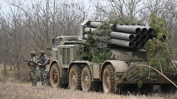 Војници артиљеријског одреда поред ракетног система ураган у зони специјалне војне операције - Sputnik Србија