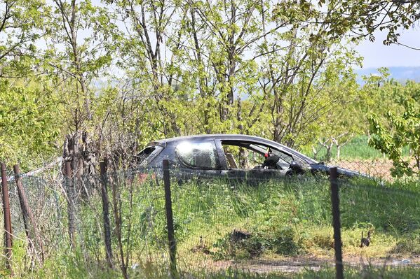 Automobil sa izrešetanim zadnjim staklom na mestu pucnjave u selu Malo Orašje. - Sputnik Srbija