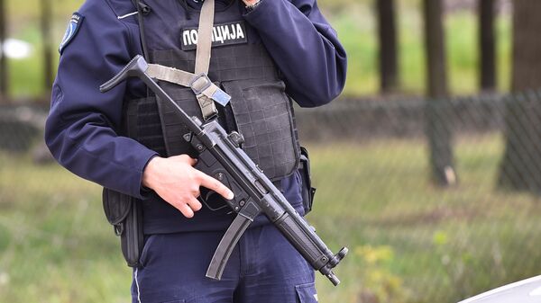 Policajac na mestu pucnjave u selu kod Mladenovca - Sputnik Srbija