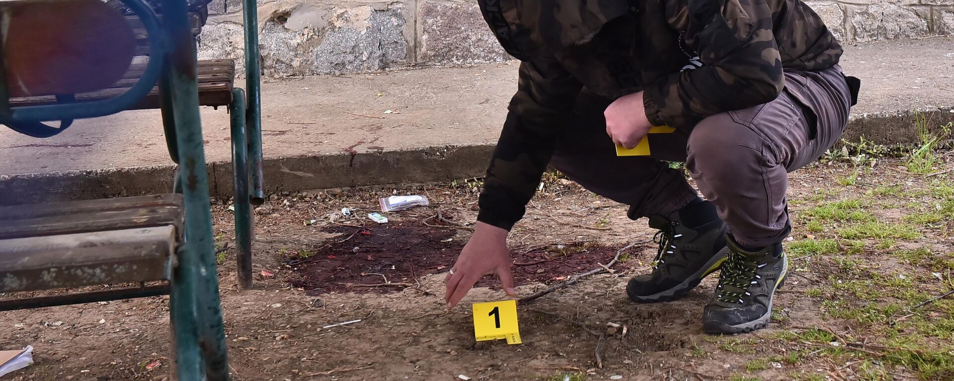 Policijski forenzičar obeležava dokazni materijal na mestu pucnjave u selu Dubona kod Mladenovca - Sputnik Srbija, 1920, 05.05.2023