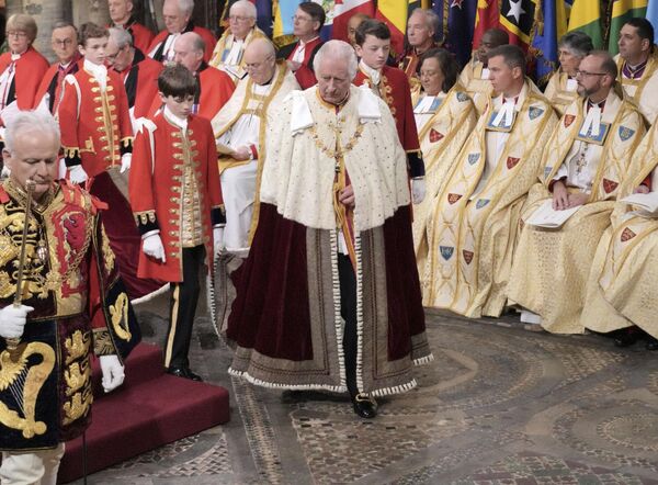 Ceremonija krunisanja britanskog kralja Čarlsa Trećeg počela je prepoznavanjem, odnosno činom u kome se kralj predstavlja svim kardinalima (kongregacija), odnosno čin u kome će ga oni prepoznati kao &quot;nesumnjivog kralja&quot;. - Sputnik Srbija