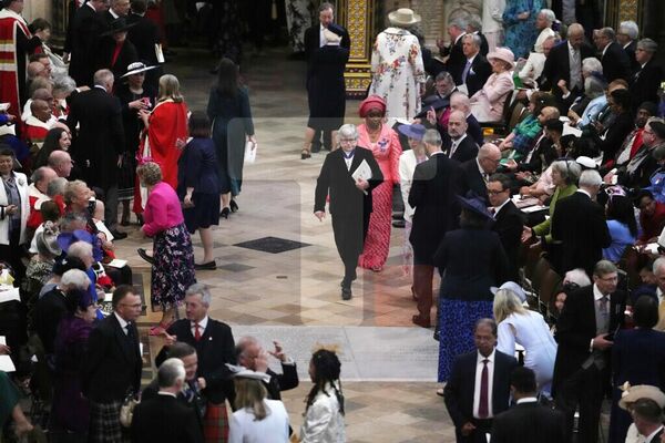 Долазак гостију уочи почетка церемоније крунисања краља Чарлса III у Вестминстерској опатији. - Sputnik Србија