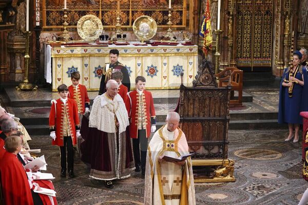 Britanski kralj Čarls treći tokom ceremonije krunisanja. - Sputnik Srbija