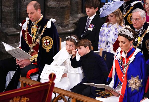 Princ Vilijam sa suprugom Kejt i decom tokom ceremonije krunisanja. - Sputnik Srbija