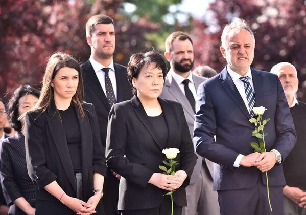 Ambasadorka Čen Bo zahvalila je Vladi Srbije i Gradu Beogradu, ali i svima koji čuvaju sećanje na pogibiju tri kineska novinara u bombardovanju NATO. - Sputnik Srbija