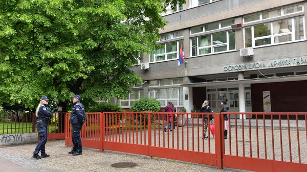Policija ispred Osnovne škole „Drinka Pavlović  - Sputnik Srbija