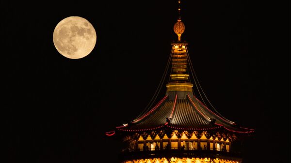 Пун месец изнад храма у Кини - Sputnik Србија