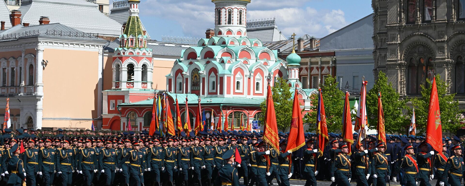 Vojnici paradnih posada na vojnoj paradi u čast 78. godišnjice pobede u Drugom svetskom ratu na Crvenom trgu u Moskvi. - Sputnik Srbija, 1920, 09.05.2024