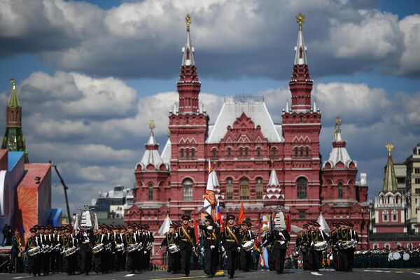 Војници на Црвеном тргу у Москви на војној паради посвећеној 78. годишњици победе у Другом светском рату. - Sputnik Србија