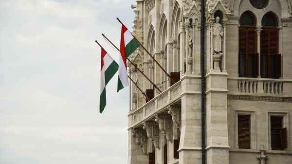 Мађарске заставе на згради парламента - Sputnik Србија