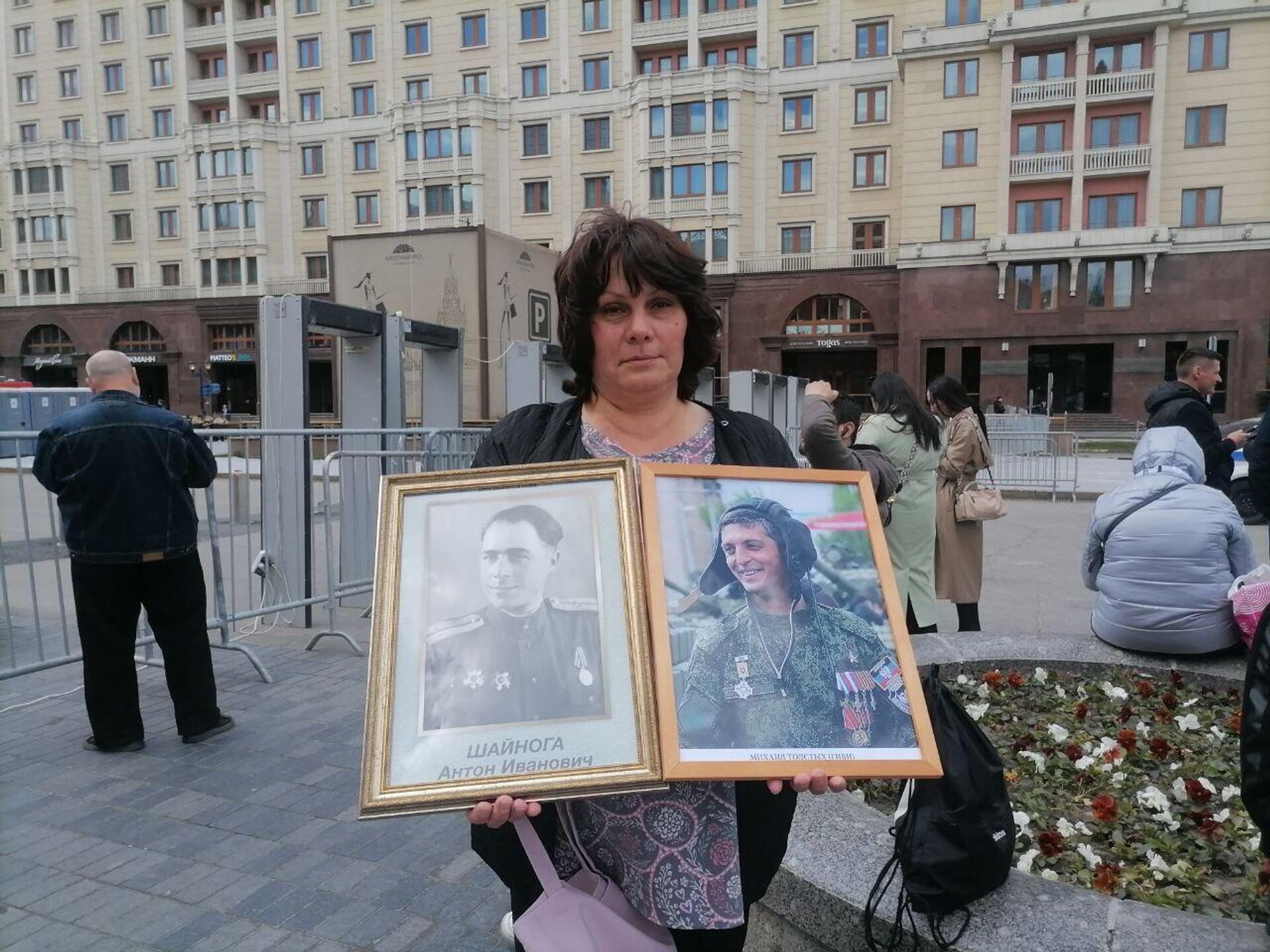 Pojedini građaninosili su portrete njihovih deka i rođaka koji su učestvovali u Velikom otadžbinskom ratu. - Sputnik Srbija, 1920, 09.05.2023