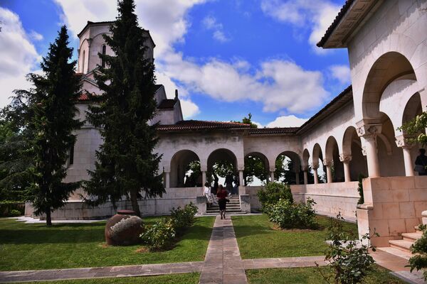 Dvorska crkva Svetog apostola Andeja Prvozvanog, građena je od 1924. godine u srpsko-vizantijskom stilu, po uzoru na Kraljevu crkvu u manastiru Studenica i manastir Svetog Andreje na Treski. - Sputnik Srbija