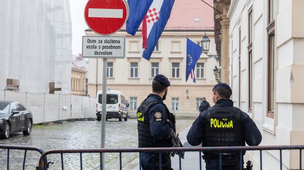 Hrvatska policija ispred zgrade vlade u Zagrebu - Sputnik Srbija