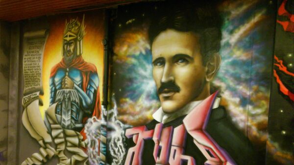 Despot Stefan Lazarević i Nikola Tesla, istorijska čitanka u prolazu kod zgrade u kojoj živi umetnik  - Sputnik Srbija