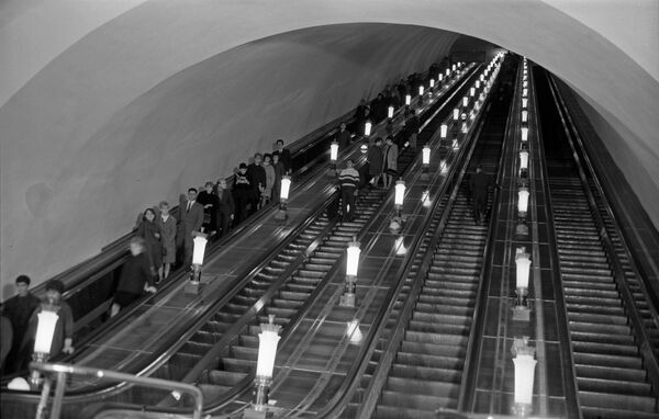 Многи Московски метро пореде са музејима и подземним дворцима, а због своје величанствености привлачи и огроман број туриста. Метро има више од 730 ескалатора, а најдужи, од 126 метара, налази се на метро станици Парк културе. - Sputnik Србија