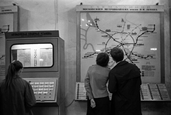 Путници проучавају мапу московског метроа. - Sputnik Србија