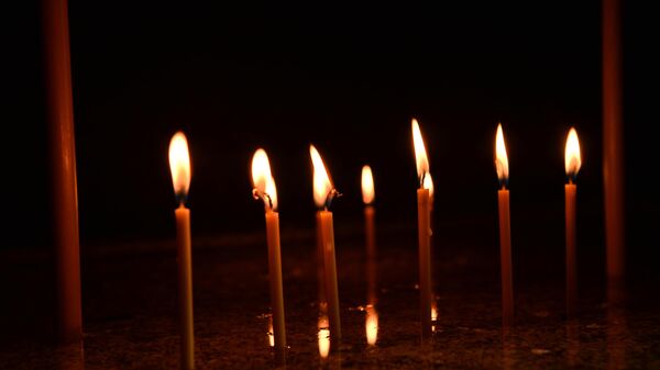 Свеће за покој душе погинулих у селу Дубона код Младеновца - Sputnik Србија