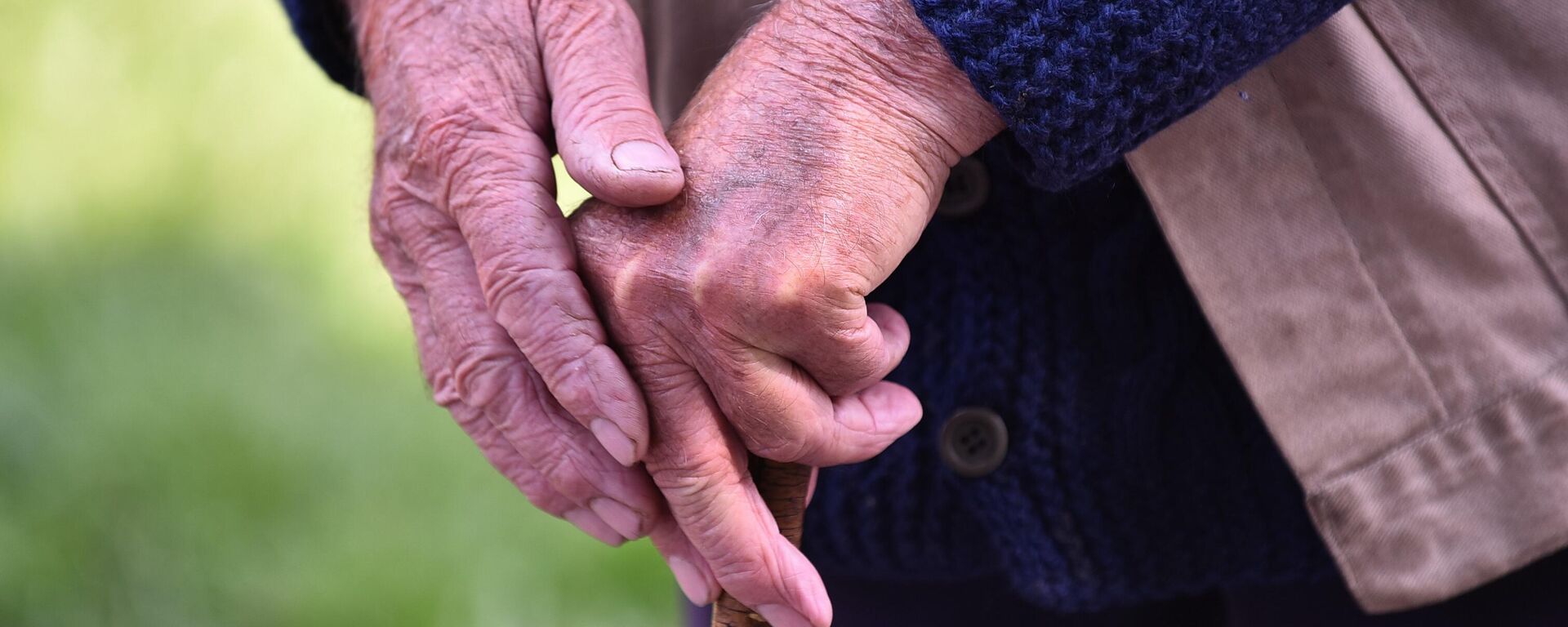 Старачке руке - Sputnik Србија, 1920, 21.09.2025