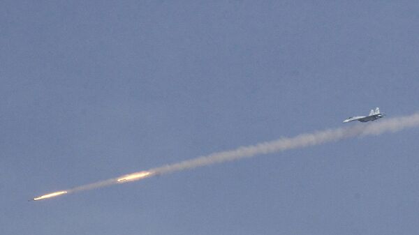Ловац Су-27 лансира ракете на вежбама - Sputnik Србија