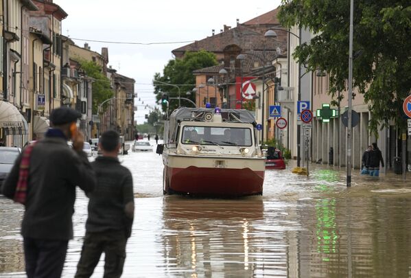 У неким областима вода је порасла за неколико минута, и стигла је и до првих спратова кућа. - Sputnik Србија