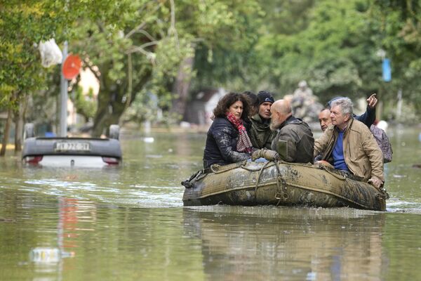 Практично сви водотокови између Риминија и Болоње излили су се из корита, поплавивши огромна подручја Ромање. - Sputnik Србија