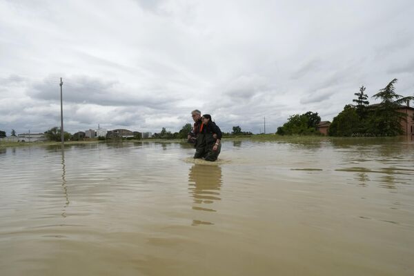 У неколико градова и даље има насеља без струје и воде за пиће, док су на Апенинима неки засеоци одсечени због клизишта. - Sputnik Србија