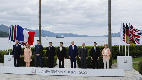 Лидеры G7 во время совместного фотографирования перед рабочей встречей около Grand Prince Hotel в Хиросиме, Япония - Sputnik Србија