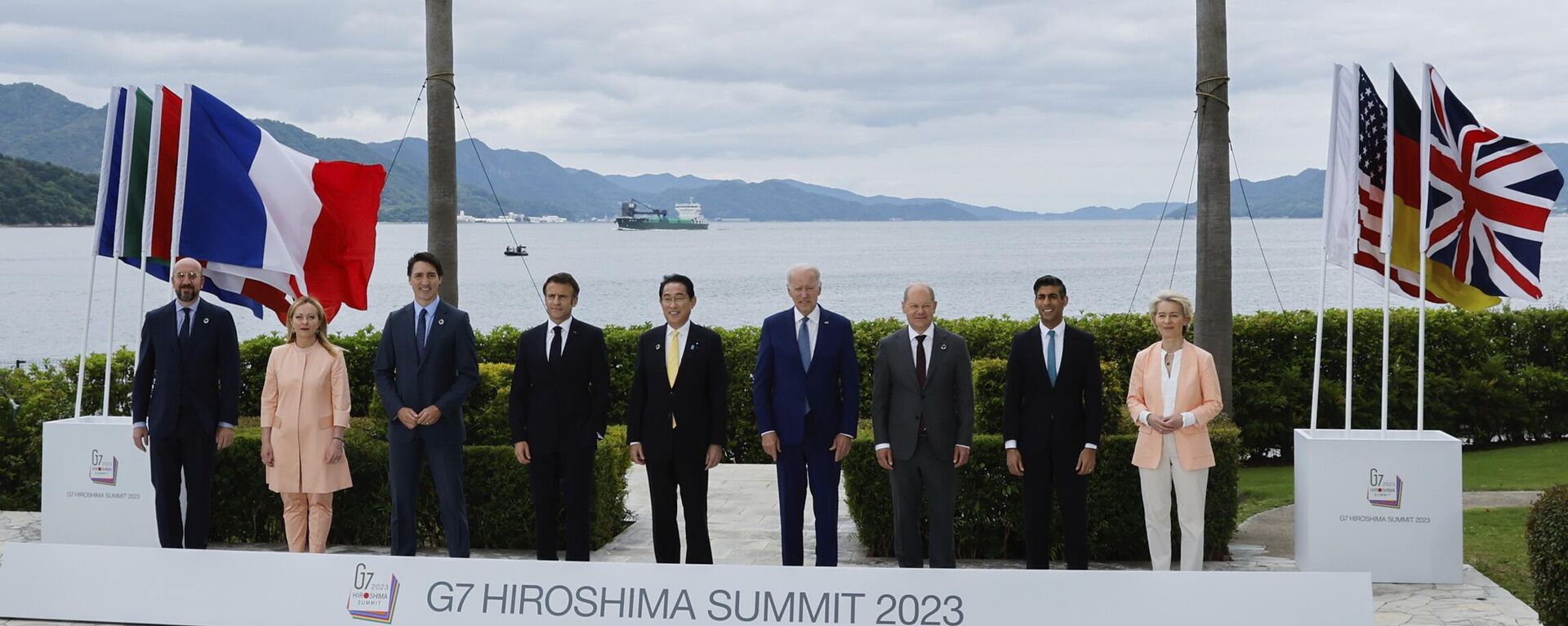 Лидеры G7 во время совместного фотографирования перед рабочей встречей около Grand Prince Hotel в Хиросиме, Япония - Sputnik Србија, 1920, 20.05.2023