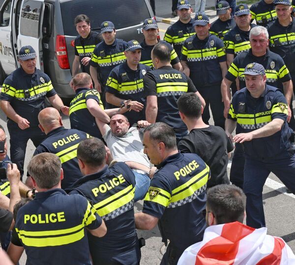 Полиция проводит задержания на акции протеста в тбилисском международном аэропорту - Sputnik Србија