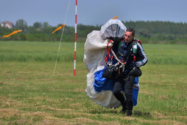 Padobranac u Lisičijem jarku, na tradicionalnoj manifestaciji Balkanski skok prijateljstva - Sputnik Srbija